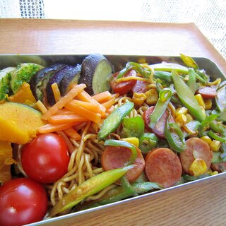 野菜たっぷり☆簡単☆アスパラ焼きそば弁当(^_-)